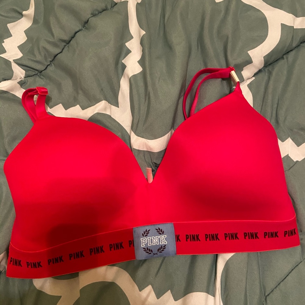 NWT Victoria’s Secret Wireless Lightly-Lined Bra